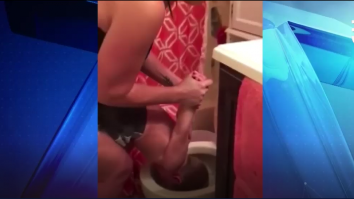 ¿Castigo o broma? Polémica por video que muestra a madre metiendo la cabeza de su hijo en un inodoro