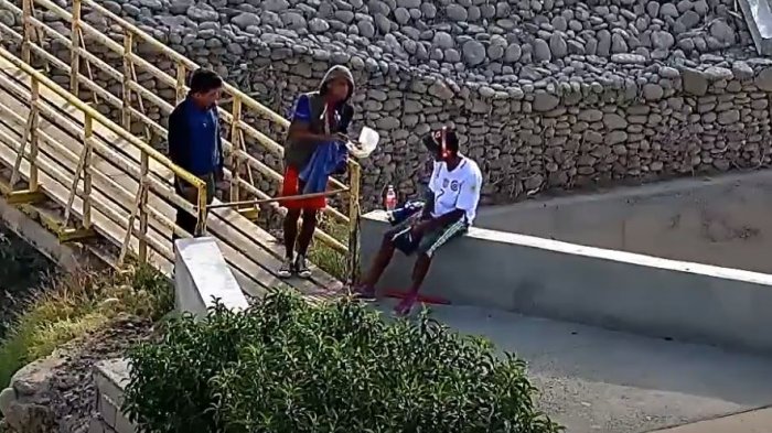 Se puso a cobrar por pasar el puente, pero no contaba con la aparición sorpresa de Carabineros