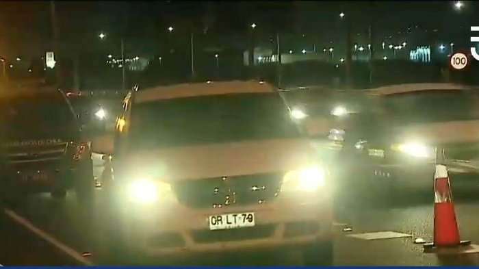 Enigma policial: Encuentran a conductor de vehículo muerto a tiros en salida Petersen de la Costanera Norte en Santiago