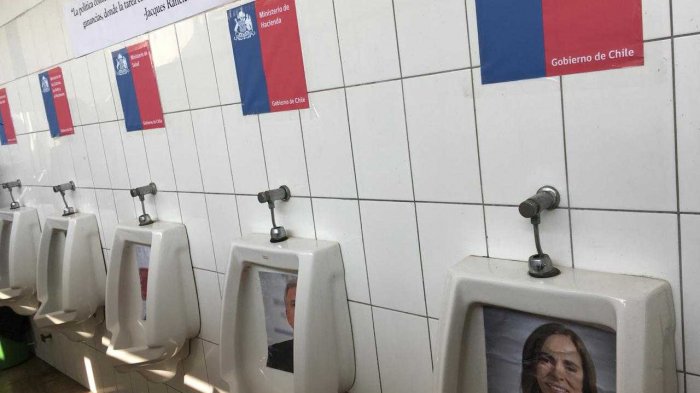 Denuncian polémica intervención artística en urinarios del Colegio San Ignacio con imágenes de ministros