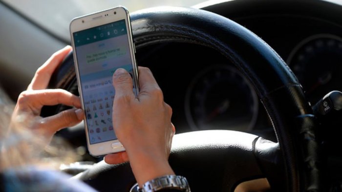 Manejar hablando por celular podría salirte muy caro: Quieren que sea una falta 