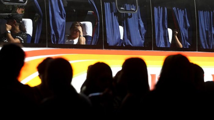 Respetable dama tapó en insultos a pasajera de bus y se volvió viral (“hedionda a poto” fue lo más suave que le dijo)