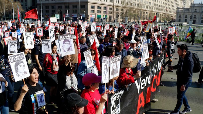 Romería en memoria de detenidos desaparecidos: Encapuchados realizan disturbios en el Cementerio General