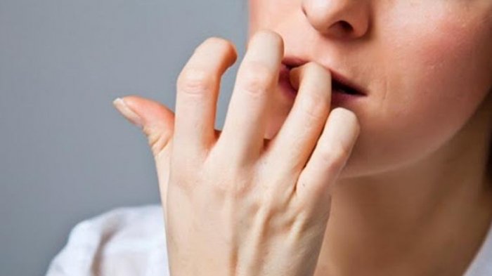 El dramático caso de una joven que sufrió la amputación de su dedo tras comerse las uñas por años