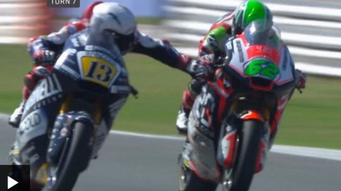 Campeón italiano Romano Fenati apretó el freno de su rival en plena recta final