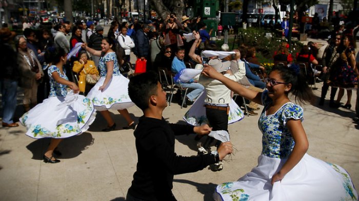 Ingredientes en la previa de las Fiestas Patrias: Fiestas costumbristas, comida chilena y vino nacional