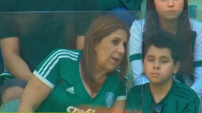 Madre da todo por su hijo no vidente: Lo llevó al estadio y le relató el partido completo