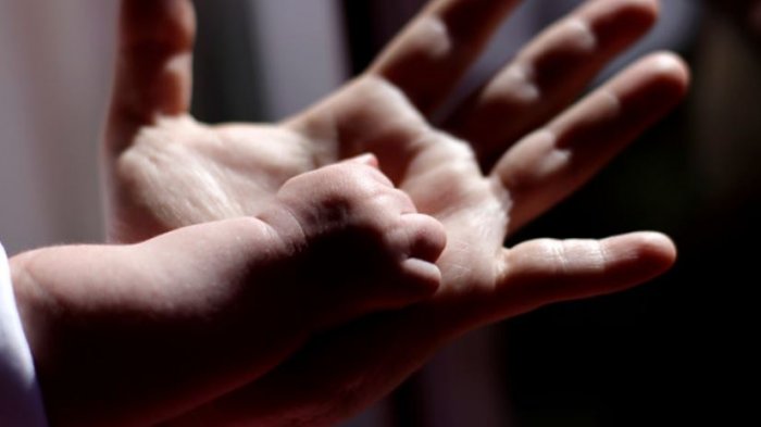 Madre llegó ebria al hospital con su bebé de 2 meses, pero ya estaba muerto