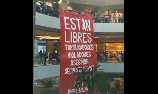 Activista por los DD.HH. se tomaron el Costanera Center en una de las primeras protestas de este 11/09