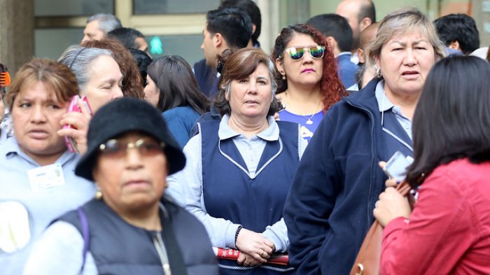 Las mujeres estudian cada vez más que los hombres pero siguen ganando menos