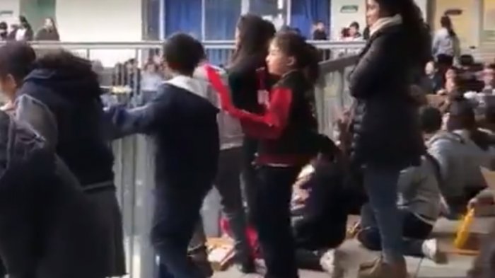 Estudiantes realizan un emotivo homenaje a Jorge González en el patio del colegio