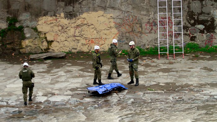 Carabineros pericia cuerpo de un hombre encontrado en el río Mapocho