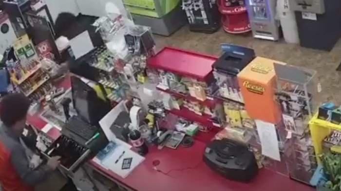 Sujetos aprovecharon desmayo del vendedor para robar todo el dinero de la tienda