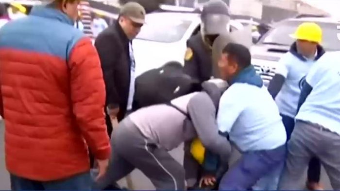 A palos hinchas de Alianza de Lima defendieron su estadio de un grupo de evangélicos