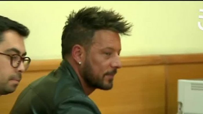 Fabricio Vasconcellos ingresó corriendo y empujando a la prensa a su formalización por estafa