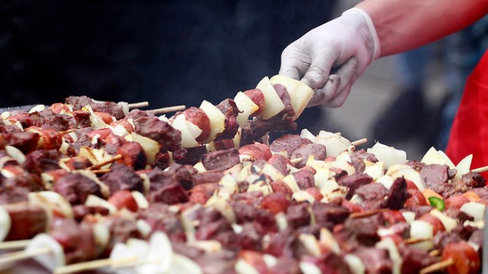 ¿Parrilla a gas o a carbón?: Eterno debate por cuál da mejor resultado tiene a parrilleros diciocheros de cabeza