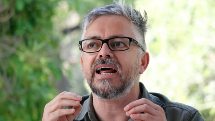 La curiosa intromisión de Claro Chile en medio de la pelea tuitera entre Luis Larraín y Jorge Baradit