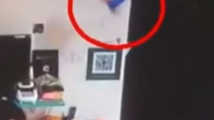 Hasta el hambre se le quitó: Video muestra cómo supuesto plato embrujado de fideos salió volando por el aire