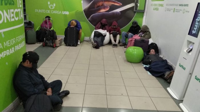 Se quedaron sin fiesta: Confusión dejó a 50 personas varadas en Santiago