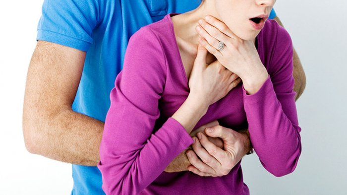 Cómo realizar la maniobra de Heimlich con la que podrás salvar una vida este 18