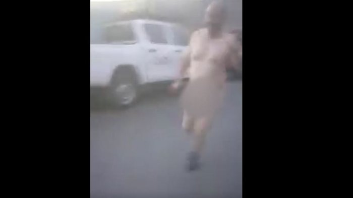 Antofagasta: Quiso hacer “perro muerto”, trabajadoras lo golpearon, le sacaron la ropa y tuvo que arrancar desnudo