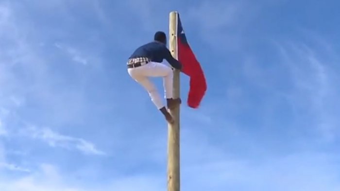 Haitiano se lució en la Pampilla con especial técnica para subir al “palo ensebado”