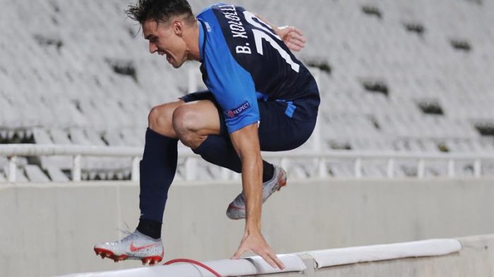 Pudo haber sido peor: Jugador cayó a foso por ir a celebrar su gol con los hinchas