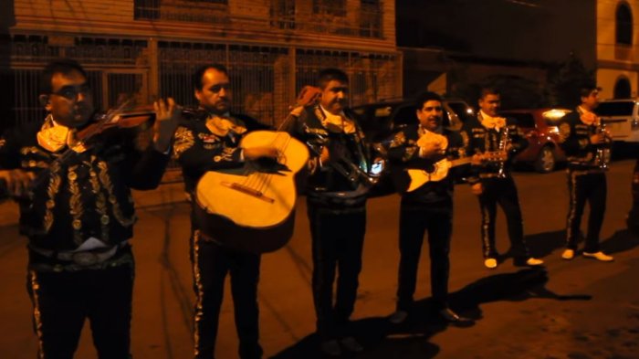 Lo contrataron para dar serenata de amor y descubrió que la enamorada era su novia