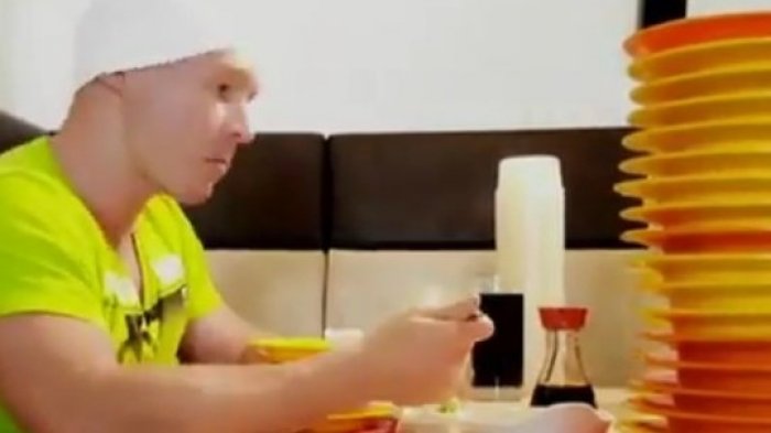 Devoró 100 platos de sushi en un tenedor libre: El dueño lo expulsó para siempre