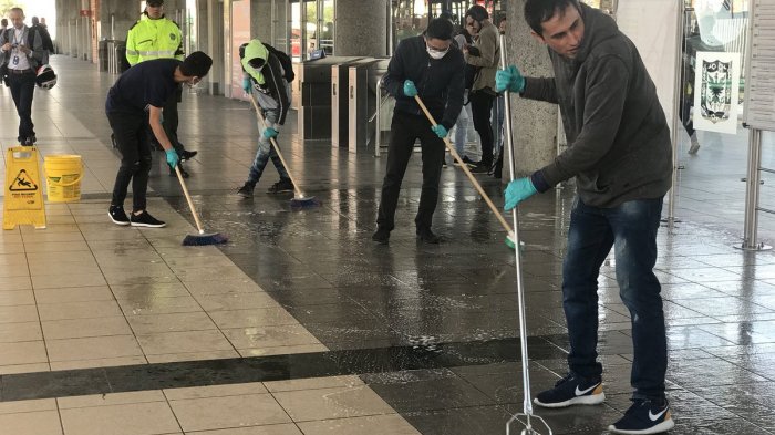 En Colombia le dan una lección a los que no pagan la micro: Los ponen a limpiar