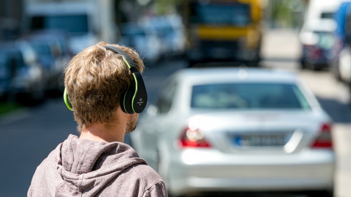 Aseguran que hasta un 77% de los peatones cruza la calle con luz roja y 27% lo hace con audífonos