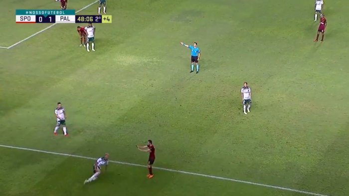 ¡Y encima reclama! Deyverson se superó a sí mismo con la simulación más ridícula del 2018