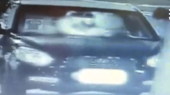 Anuncian querellas en contra de conductor de taxi que arrastró por 50 metros a turista al que quiso robarle