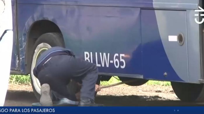 Solo pasa en Chile: Pasajeros grabaron forado en micro de Concepción