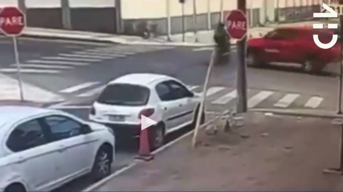 Impresionante video muestra cómo un motociclista se salvó por menos de un segundo de morir atropellado