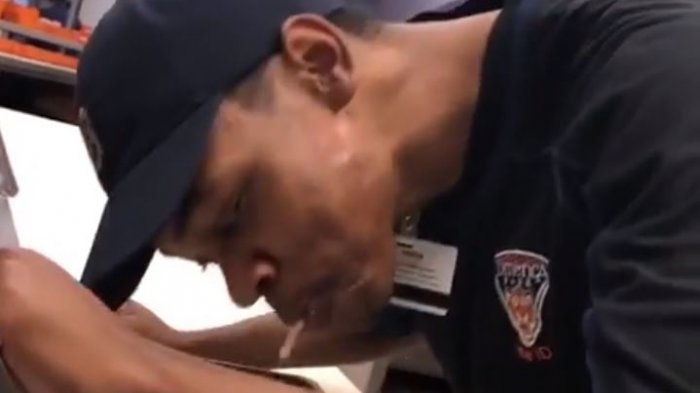Asqueroso: Grabaron a trabajador escupiendo una pizza cuando la preparaba