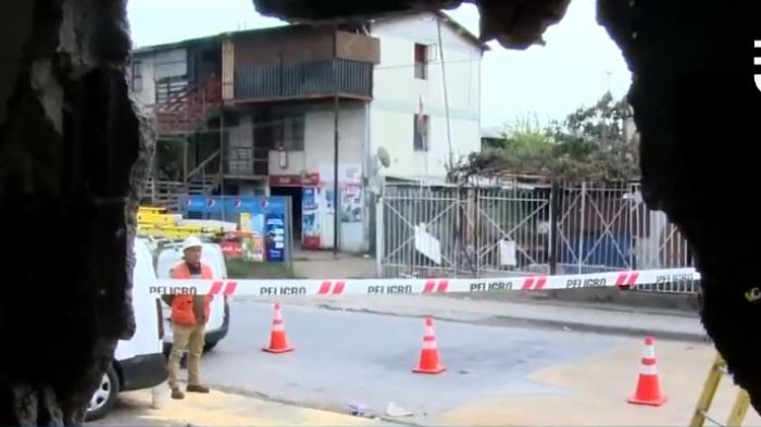 Chofer del Transantiago entró con bus y todo a living comedor de una familia que tomaba once en su vivienda