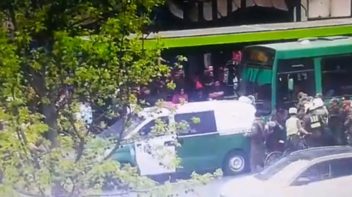 Impresentable: Mujer lanzó a su bebé a la calle para evitar una detención