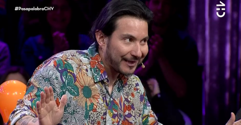 Felipe Avello cantó y bailó recordada canción del Diario de Eva