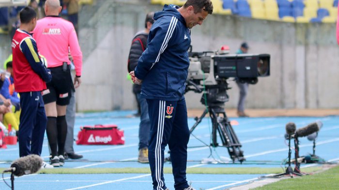 Problemas de camarín en la U: Al mal desempeño del equipo habría rechazo del plantel a Kudelka