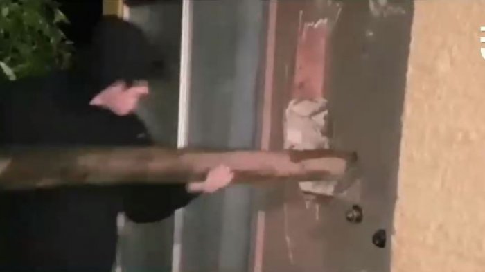 Desenfreno total: Universitarios destrozaron la puerta del hotel donde se hospedaba y subieron el video a redes sociales