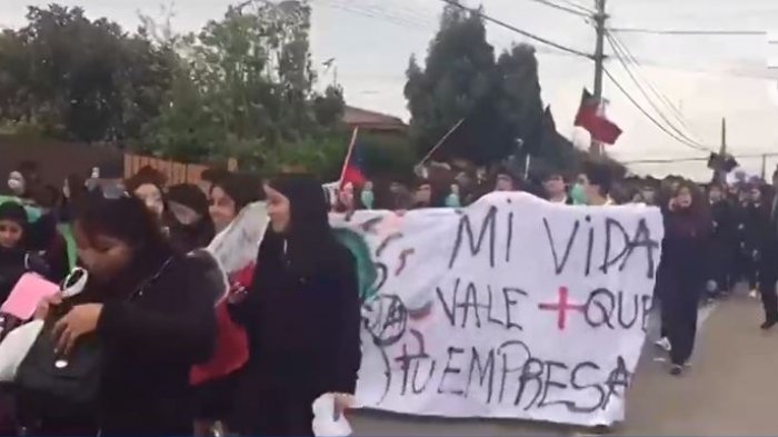 2000 alumnos marcharon debido al aumento de personas intoxicadas por crisis medioambiental en Quintero