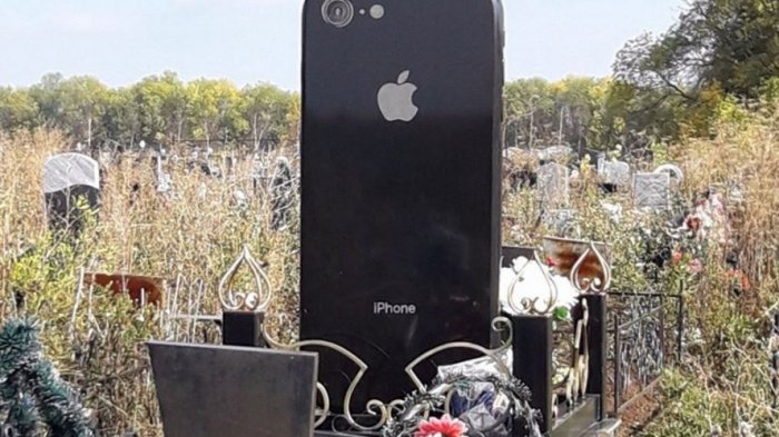 Fanática del Iphone: Tras fallecer su familia instaló una lápida con la forma del popular celular en su tumba