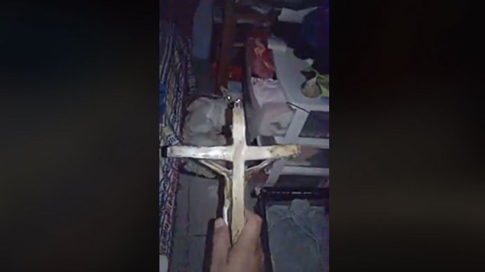 ¿Maltrato o broma?: Ficticio exorcismo a supuesto perro poseído divide comentarios en redes sociales