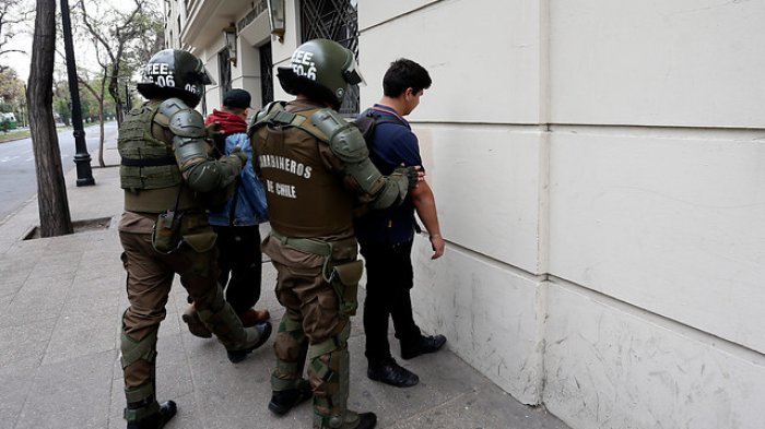 Estudiantes del Aplicación se enfrentaron a Carabineros porque están molestos con el director