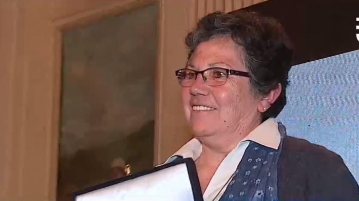 Entregan reconocimiento a capellana de la cárcel de mujeres de Santiago por su labor con las internas