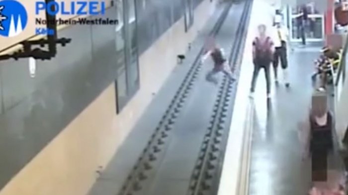 De pura rabia: Hombre enfurecido empujó a pasajero a las vías del metro tras pelear con su polola