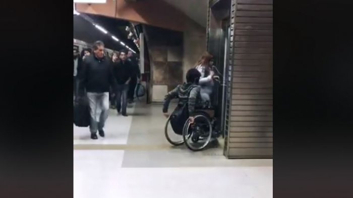 Viralizan video donde pasajeros de Metro no dejan subir al ascensor a persona en silla de ruedas