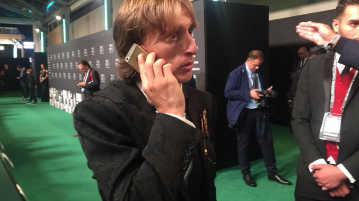 El mejor futbolista del mundo fue sorprendido usando un teléfono casi en extinción