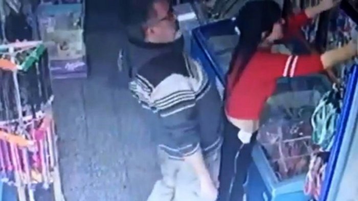 “Yo no le hice nada”: Le dieron feroz paliza a hombre que apoyó su cuerpo sobre el de una vendedora